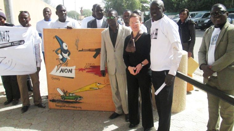 Les responsables des organes de presse devant l'Ambassade de France au Tchad