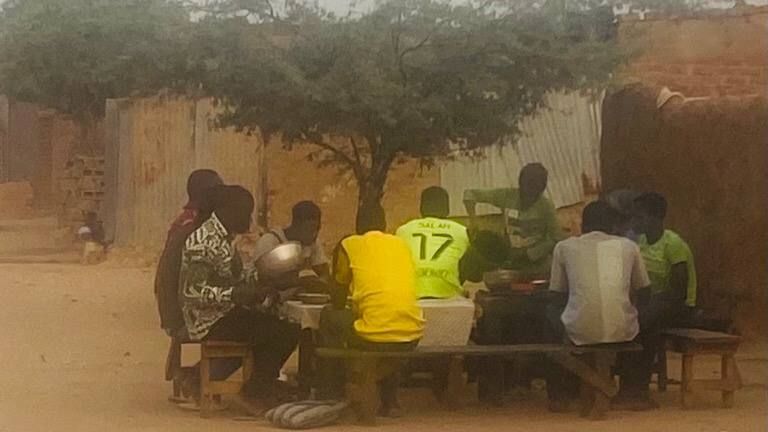 N'Djamena : un père et sa famille se nourrissent exclusivement du "Tourne Dos" du 1er au 30