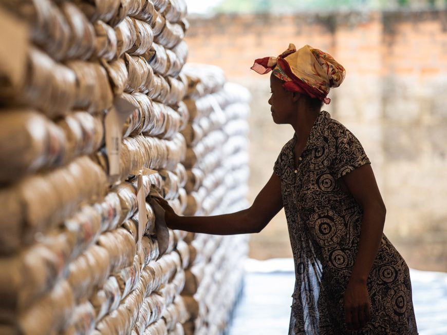 Une femme travaille dans un entrepôt alimentaire du PAM à Kananga, en République démocratique du Congo. © PAM/Vincent Tremeau