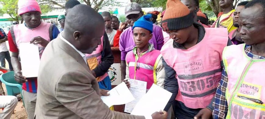 Cameroun : Plus de 100 moto taximen reçoivent gratuitement leurs actes de naissance