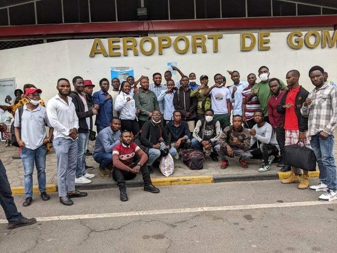 Une soixantaine d'étudiants volontaires patriotes quitte Goma pour une formation militaire. Images : Justin Kabumba et Serge 