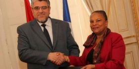 Valls au Maroc : les dirigeants algériens mobilisent en France