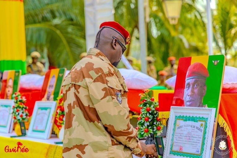 Le Président de la transition rend un dernier hommage aux victimes de l’attaque de la maison centrale © Africaguinee.com