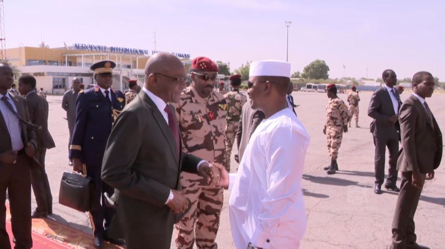 Le président de transition, le général Mahamat Idriss Deby, sur le tarmac de l'aéroport de N'Djamena, avec le premier ministr