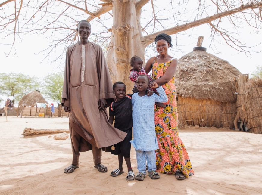 Afrique : Après l'opération réussie de ses jambes, un garçon de six ans peut retourner à l'école avec son frère jumeau