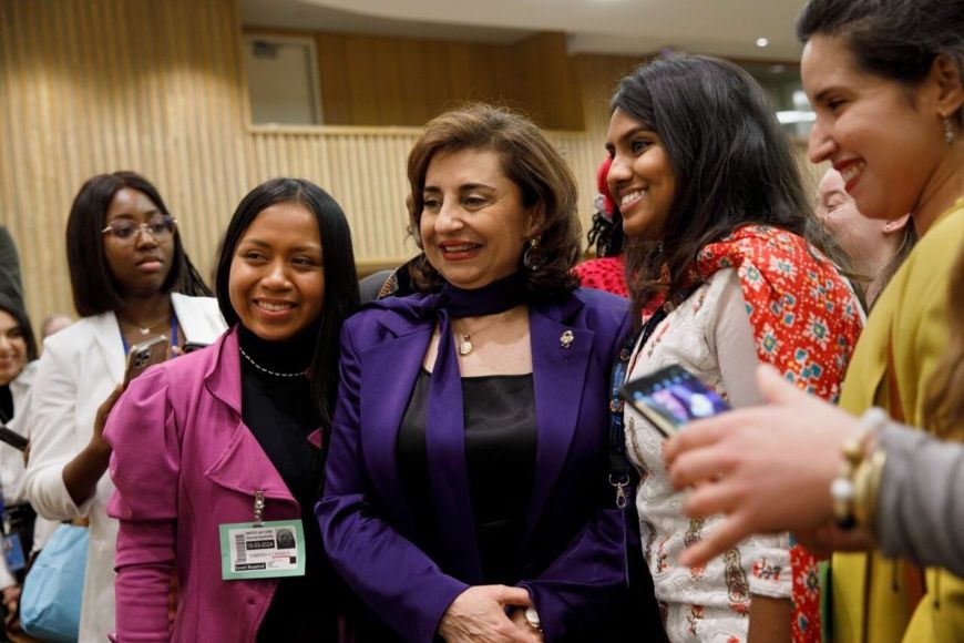 La directrice exécutive d'ONU Femmes, Sima Bahous, partage un moment avec les participants à l'ouverture du Forum des jeunes 