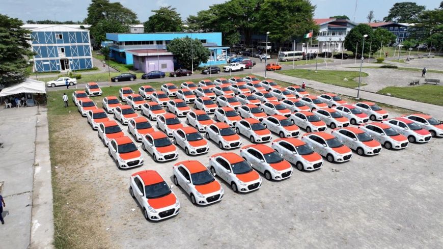 Côte d’Ivoire : le gouvernement remet 60 taxis communaux et 125 permis de conduire à des groupes de jeunes
