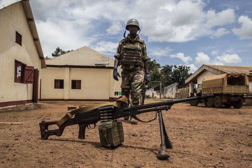 Un élément des Forces armées centrafricaines dans la base de Bérengo au Sud-ouest de Bangui. Photo : La Croix. Tous droits ré