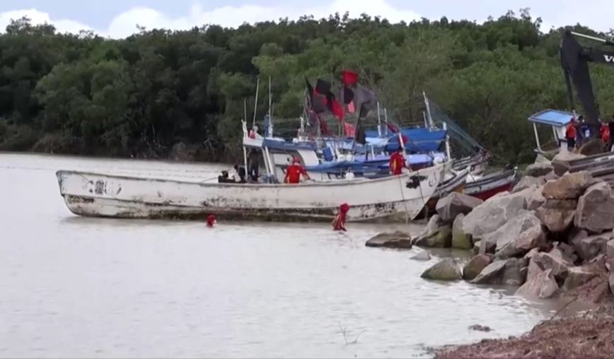 Capture d'écran du canot blanc (et bleu à l'intérieur) retrouvé au large de l'État du Para, au Brésil avec 9 corps de migrant