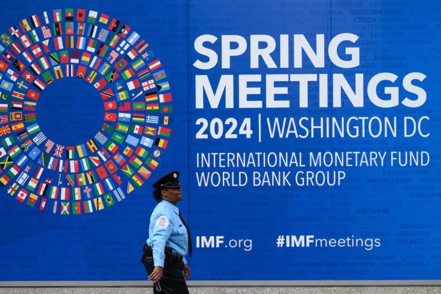 Un agent de sécurité passe devant le siège du Fonds monétaire international (FMI) à Washington le 12 avril. Photo : Mandel Ng