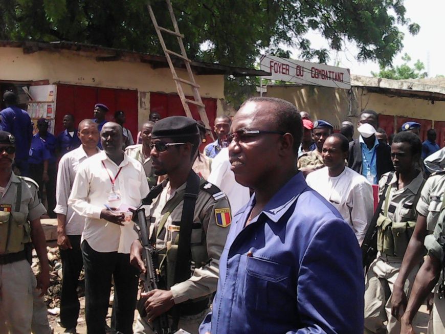 Les officiels sur les lieux des attentats, au grand marché de N'Djamena. Alwihda Info/D.W.W.