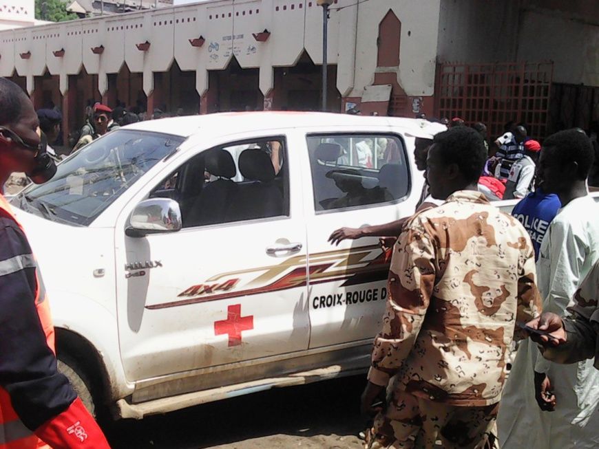 Un véhicule de la croix-rouge au grand marché de N'Djamena, peu après l'attentat kamikaze du 11 juin dernier. Alwihda Info/D.