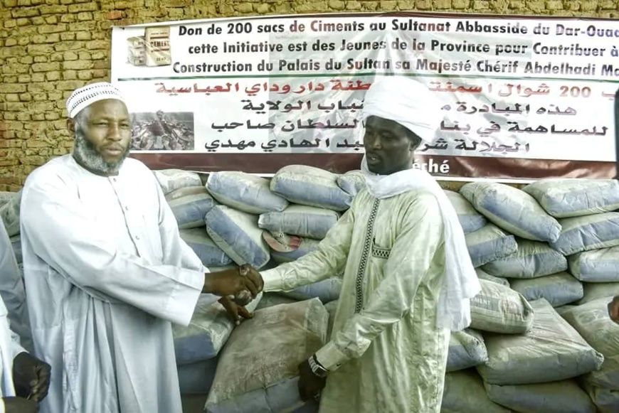 Tchad : les jeunes de la province du Ouaddaï offrent 200 sacs de ciment au sultanat