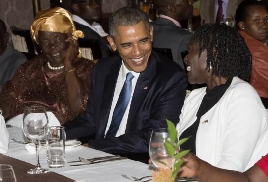 A Nairobi, Barack Obama a diné vendredi avec Mama Sarah, avec qui le président n'a pas de liens de sang mais qu'il considère 