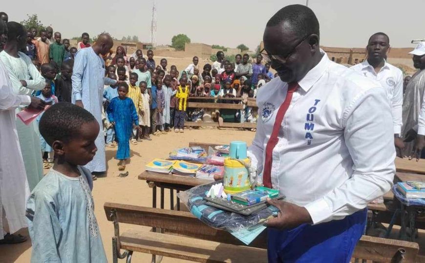 Tchad : à Abéché, l'association Toumaï distribue des fournitures scolaires aux élèves de l'école AlNahda