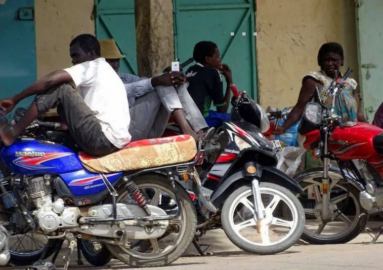 Tchad : à Ndjamena, les engins à deux roues circulent sans rétroviseurs