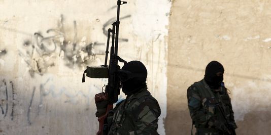 Des miliciens chiites protègent une manifestation en soutien aux houthistes du Yémen, à Bagdad en Irak le 31 mars. REUTERS/TH