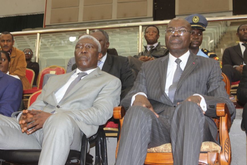 Me François Mbassi (à gauche) et le ministre camerounais des Sports et l'Education physique Adoum Garoua au Palais des Sports