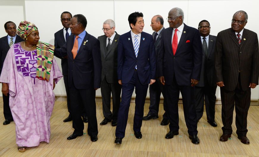 Le Premier Ministre du Japon Shinzo Abe (Devant) avec Le Chef de l'Etat Sierra-Léonais, Président Ernest Bai Koroma (Devant à