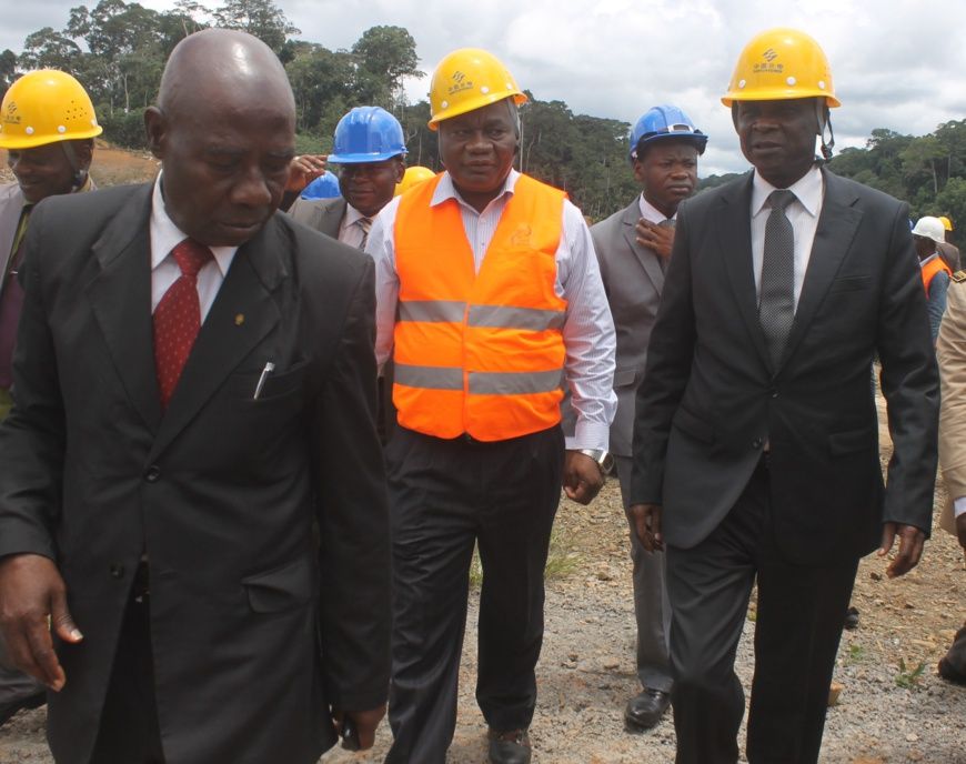 Le ministre Zacharie Perevet (à droite), en compagnie du directeur du projet Memve'ele, le Dr Dieudonné Bisso.