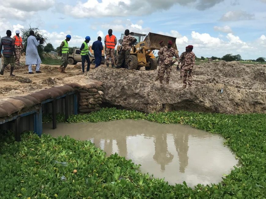 Le génie militaire à l'oeuvre fin août 2024 à N'Djamena dans le cadre de la lutte sur les inondations. © Malick Mahamat/Alwih