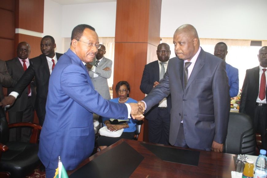 Le nouveau ministre des Travaux publics, Emmanuel Nganou Djoumessi (à gauche), félicitant le Pr Louis Max Ayina Ohandja (à dr
