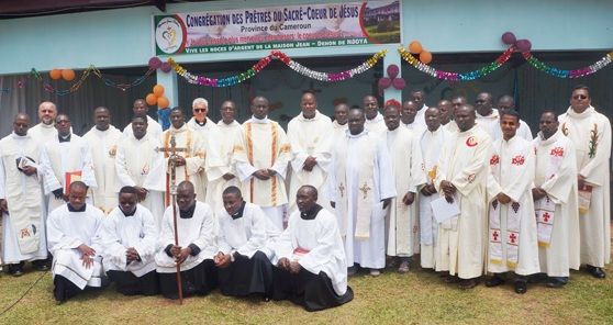 Mgr Damase Zinga Atangana (debout au centre), lors de la célébration des noces d’argent de la Maison Jean Dehon à Ngoya (près