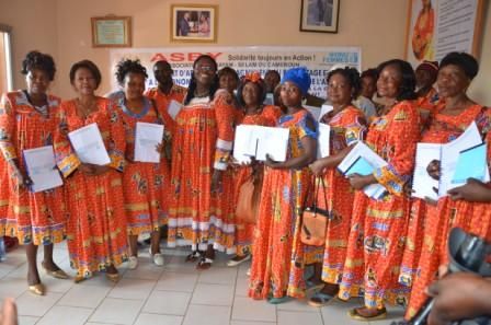 Photo de famille avec la présidente Mballa Biloa au terme d'une session de formation inter-régionale.