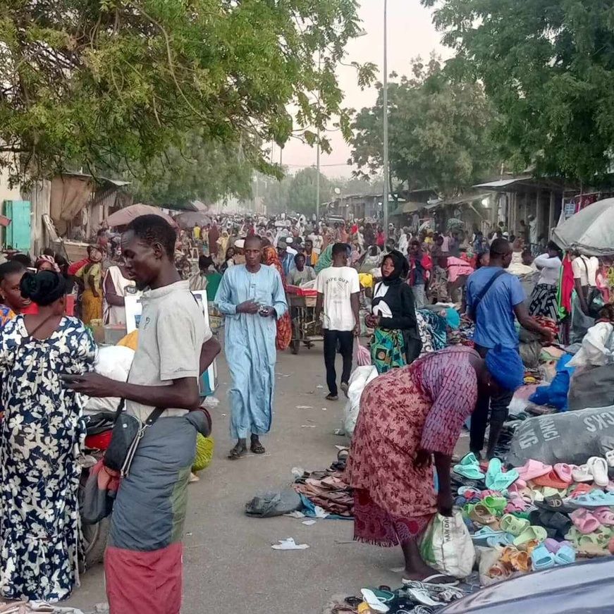 Tchad : à N'Djamena, le trottoir de l'échangeur de Dembé occupé par les vendeurs