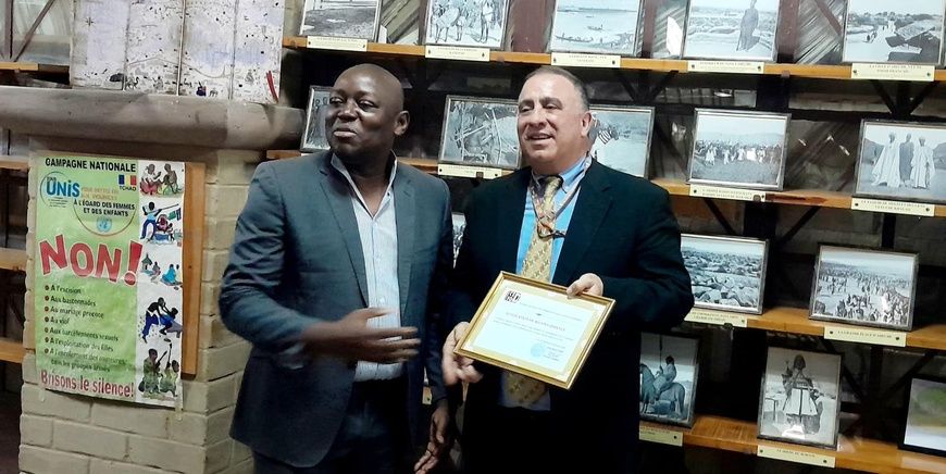 Tchad : l'ambassadeur des États-Unis offre une collection d'anciennes photographies du Tchad à la bibliothèque du CEFOD