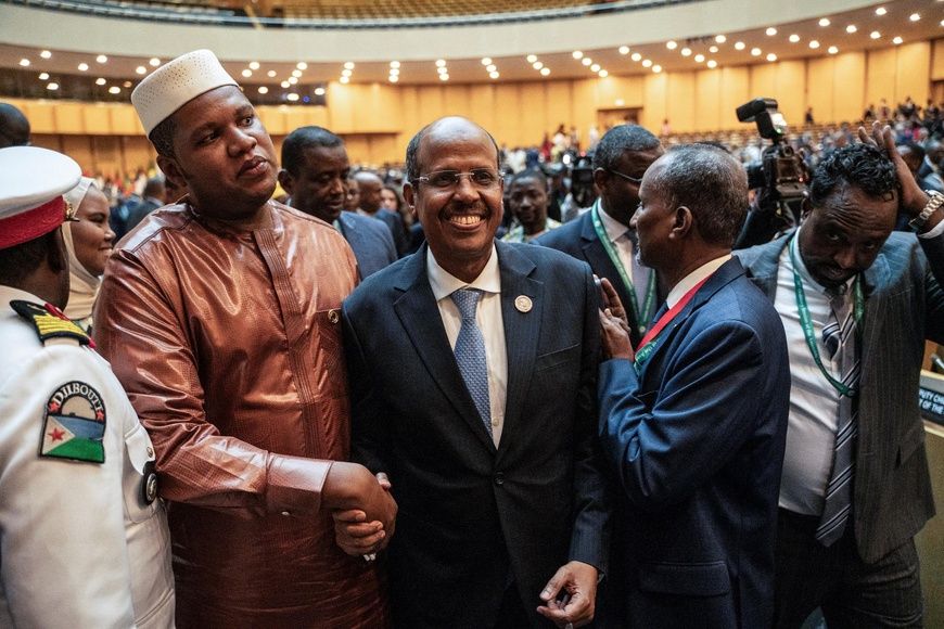 Le président nouvellement élu de la Commission de l'Union africaine, Mahmoud Ali Youssouf (au centre), à Addis-Abeba, le 15 f