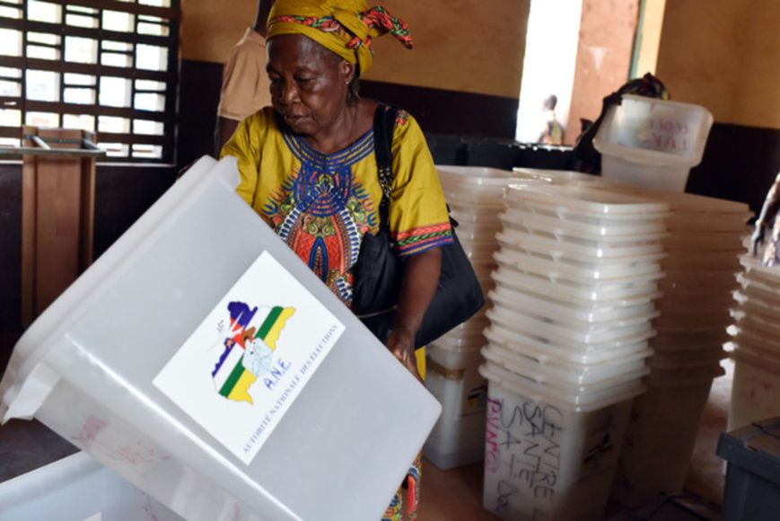 Installation d’un bureau de vote à Bangui, le 29 décembre 2015. ISSOUF SANOGO/AFP