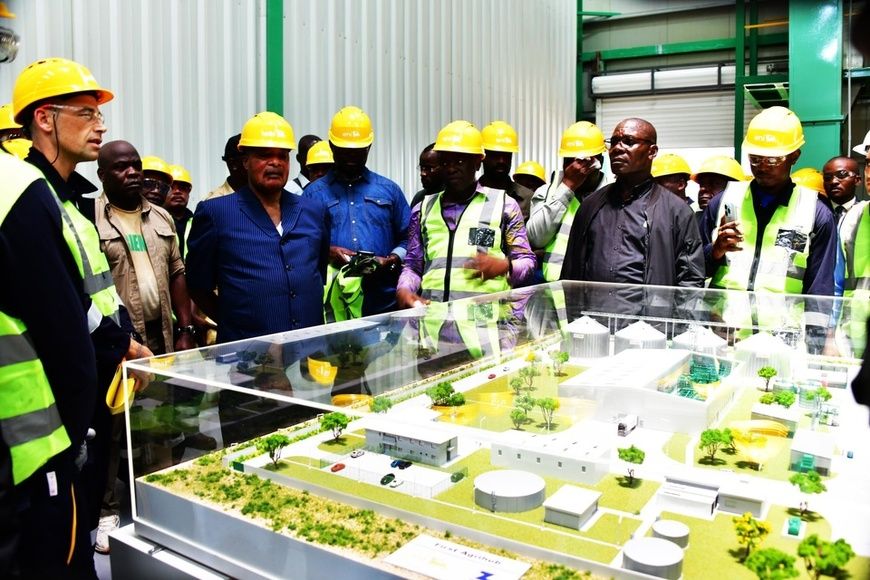 Denis Sassou N'Guesso devant la maquette d'Agri-hub d'ENI