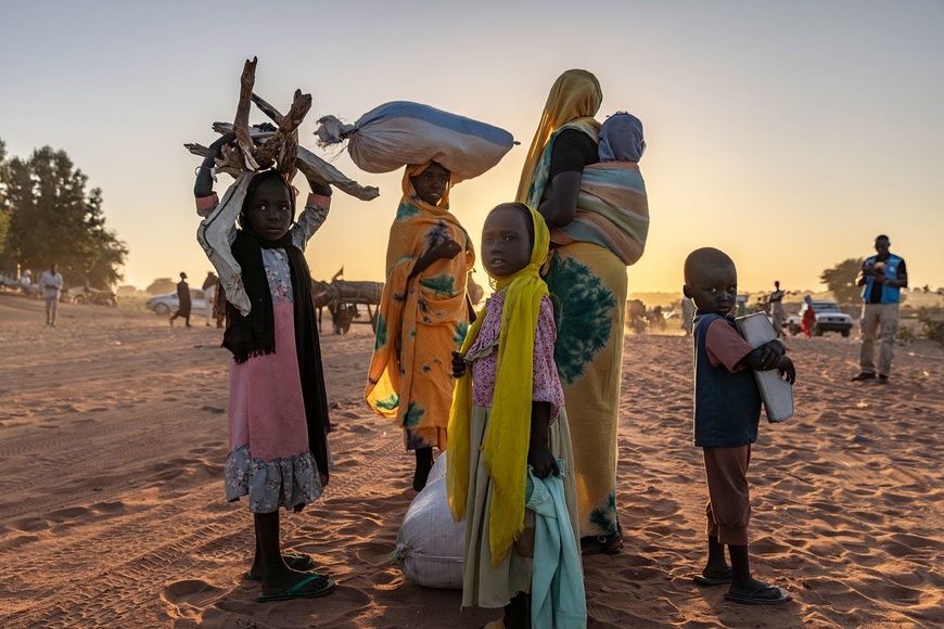 © UNHCR/Andrew McConnell Des réfugiés soudanais nouvellement arrivés dans la ville frontalière d'Adre, dans l'est du Tchad.