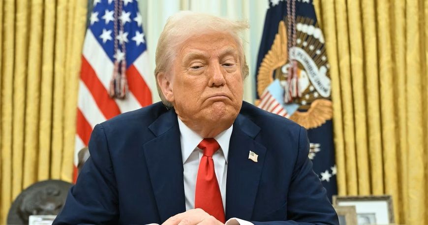 Le président américain Donald Trump s'exprime alors qu'il signe un décret dans le bureau Ovale de la Maison-Blanche à Washing