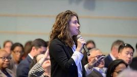 Un participant pose une question lors d'une séance. Photo : worldbank.org