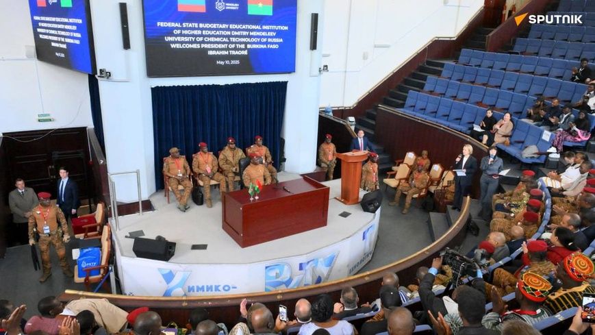 Burkina Faso : Le Capitaine Traoré rencontre des étudiants Africains en Russie et évoque la coopération éducative