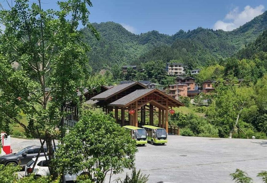 Chine : des journalistes internationaux explorent la grotte de Tenglong et le village Tujia de Pengjiazhaï