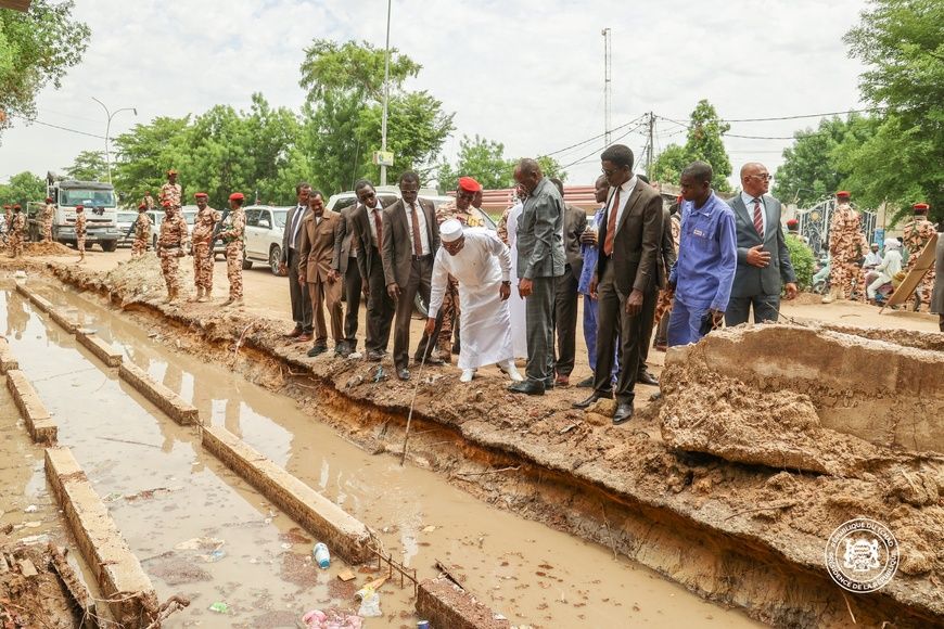 Tchad : à N’Djamena, le chef de l’Etat constate l’ampleur des dégâts des fortes pluies