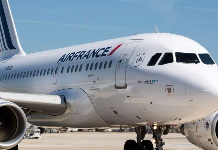 Droits des passagers bafoués ? Air France critiquée pour avoir modifié l’heure officielle d’un vol en retard