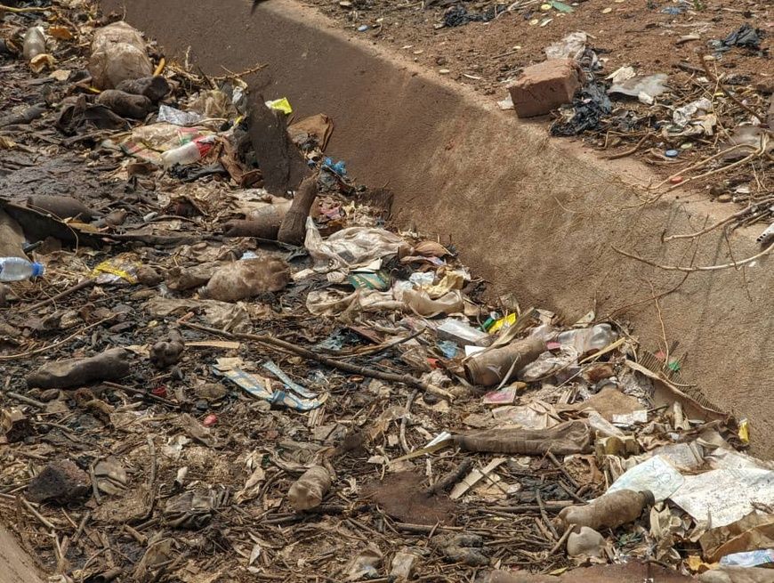 Moundou face au risque d'inondations : Les caniveaux obstrués inquiètent à l'arrivée des pluies