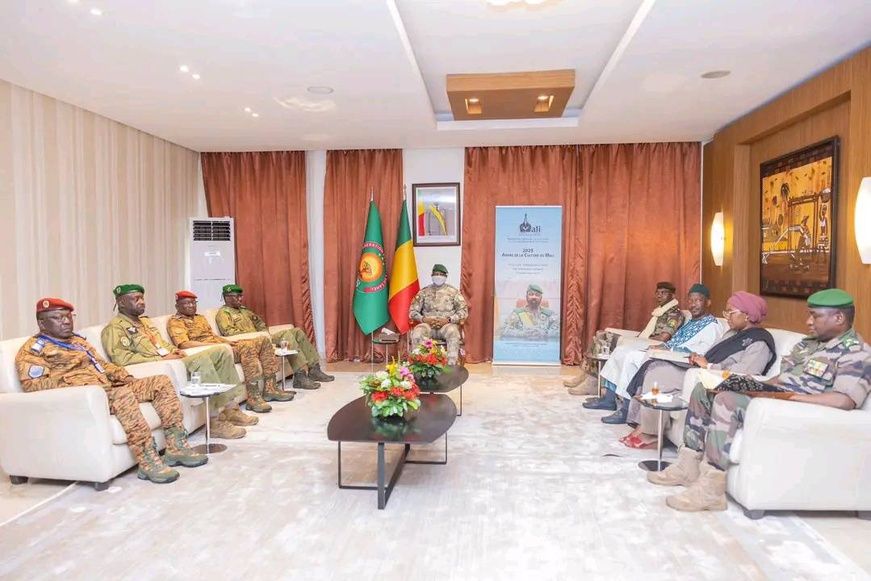 AES : Le Président du Mali reçoit les ministres de la Défense des États membres