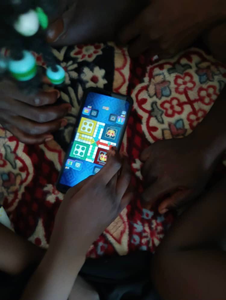 Loisir : À N'Djamena, le jeu Ludo passionne les élèves en vacances, entre convivialité et inquiétudes des parents