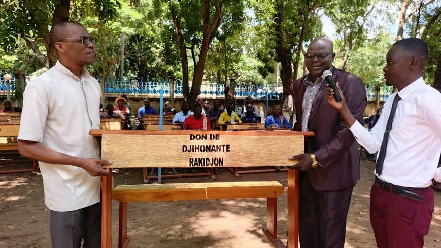 Tchad : Un ancien élève fait don de 50 tables-bancs au lycée collège Saint-Charles Lwanga de Sarh