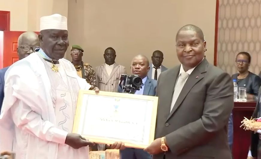 Paix en Centrafrique : Le président Touadéra décore plusieurs personnalités tchadiennes pour leur rôle déterminant