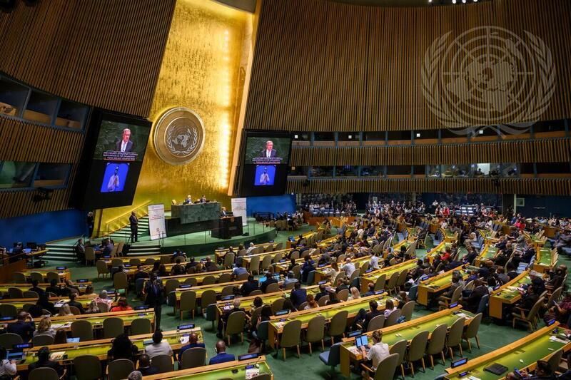 Vue panoramique de la salle de l'Assemblée générale pendant que le Secrétaire général, António Guterres (à la tribune et sur 