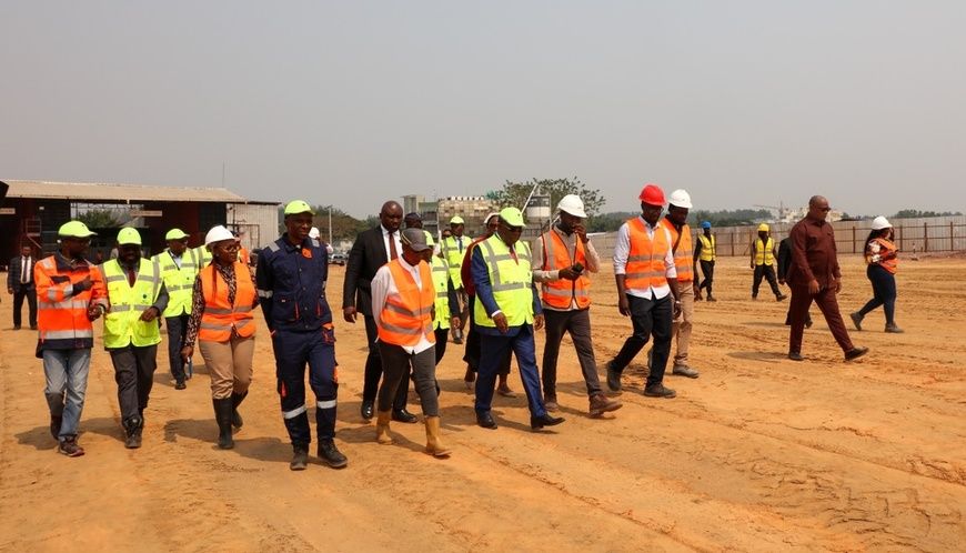 Visite du chantier par le DG de la SNPC, Maixent Raoul Ominga