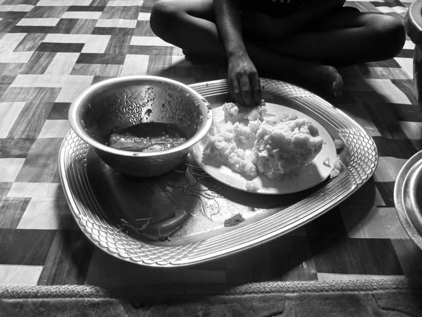 Un repas au Tchad. Illustration © Barra Lutter/Alwihda Info