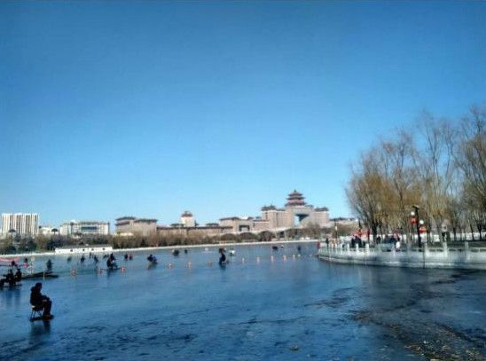 Hiver 2015 : le beau temps incite les habitants de Beijing à sortir de chez eux pour profiter du plaisir des sports de glace.