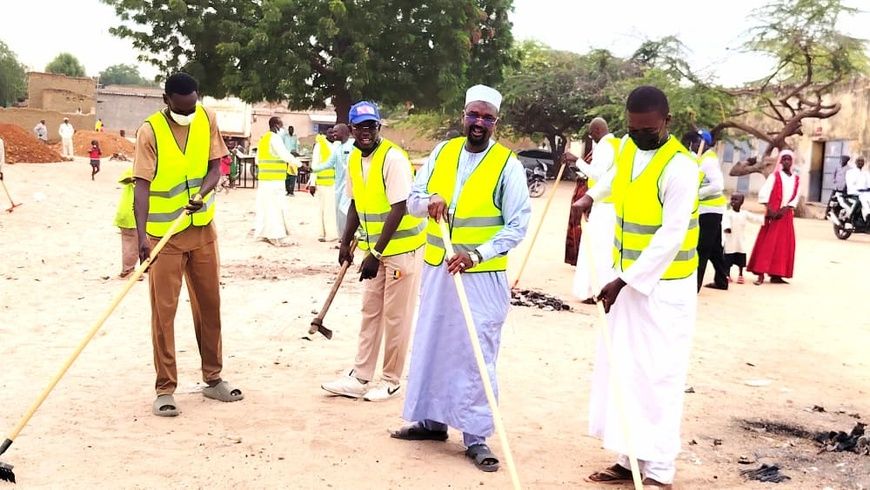 Tchad : Des anciens élèves nettoient leur ancienne école à Abéché